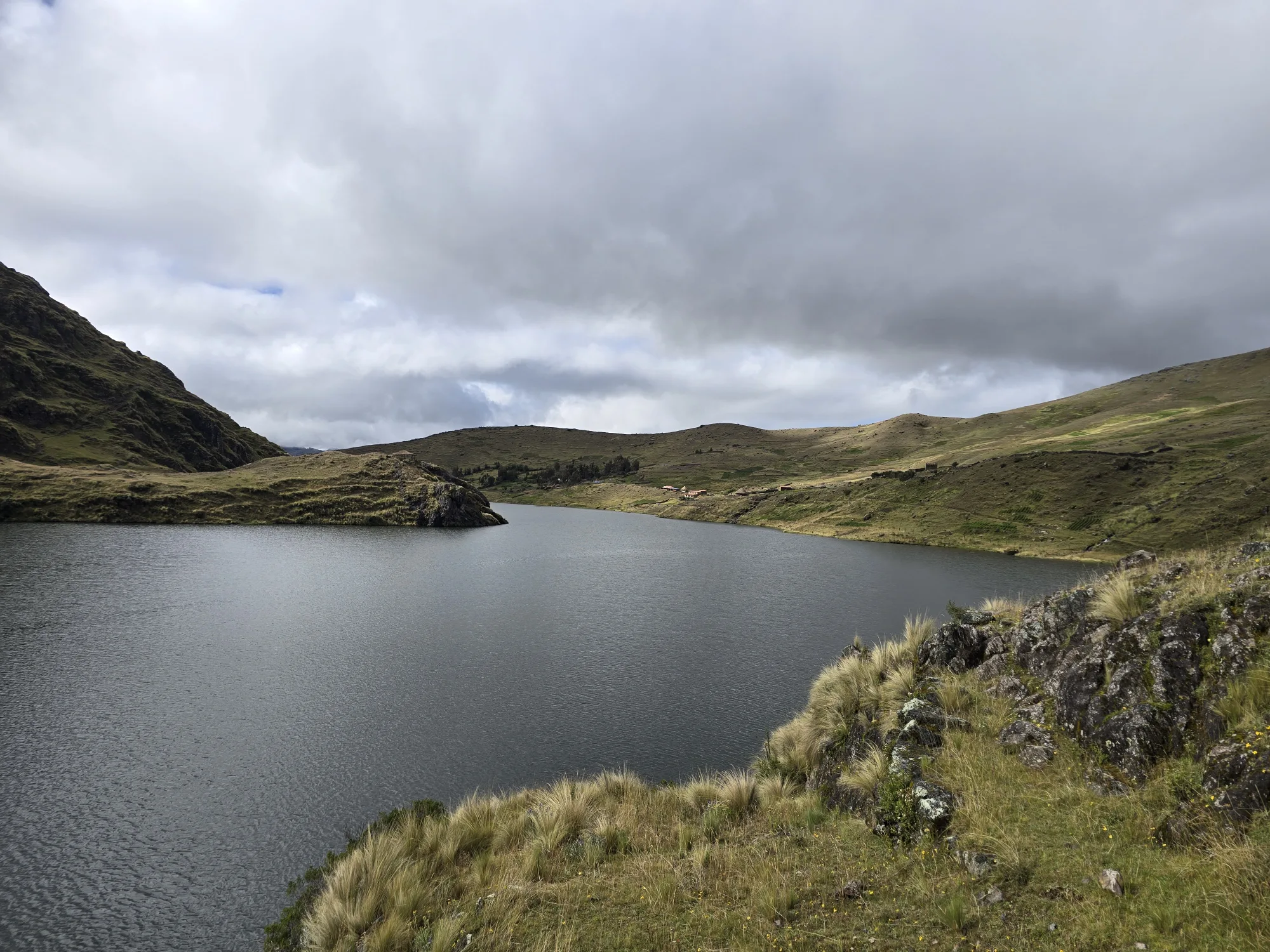 Laguna andina circondata da colline, sulle alture di Cusco